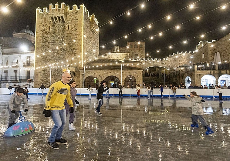 La pista de hielo de Cáceres empieza a llenarse entre críticas por el precio